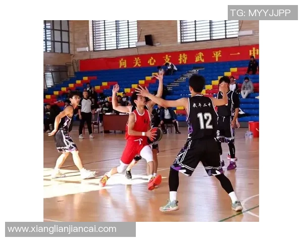 篮球点燃青春激情展现团队力量与拼搏精神的精彩瞬间